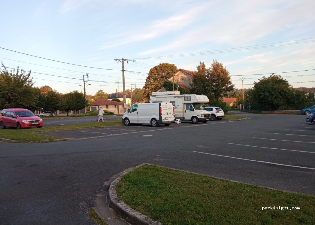 (51800) Sainte-Menehould - 2 Place de Guise — foto