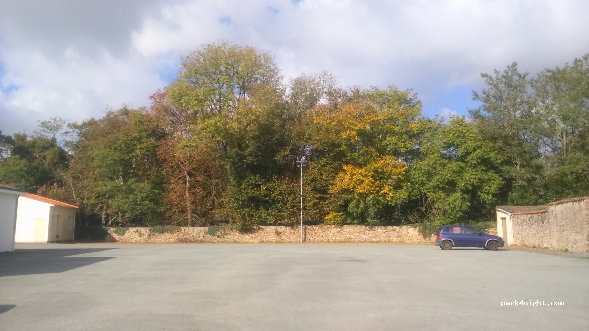 (85310) Nesmy - 1 Place du Parc — foto