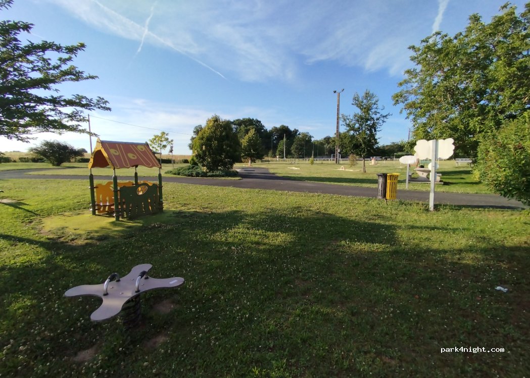 (33710) Bayon sur Gironde - Parking Mairie — foto 3