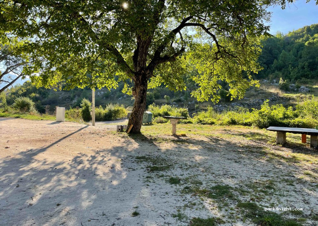 (PX5C+W3X) Podgradina - Unnamed road — foto