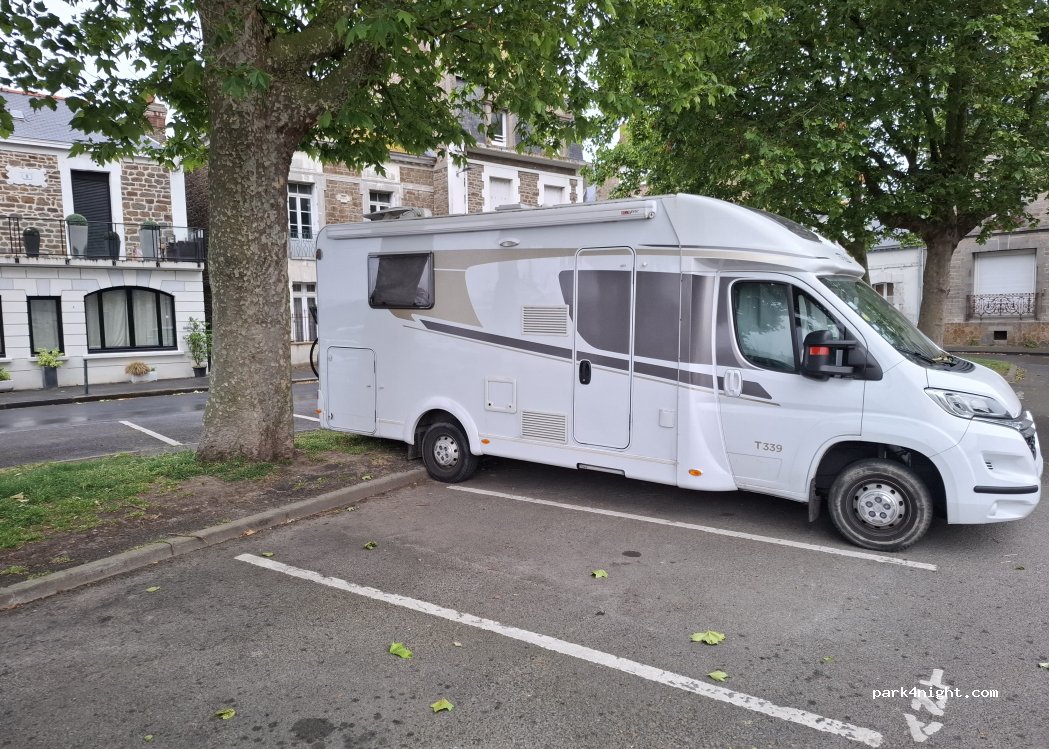 (35400) Saint-Malo - 6 Place Duguesclin — foto 2