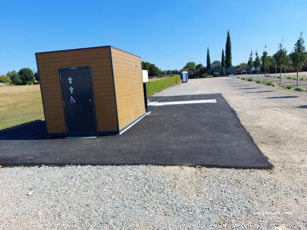 Aire de camping-cars Chauray — foto 3