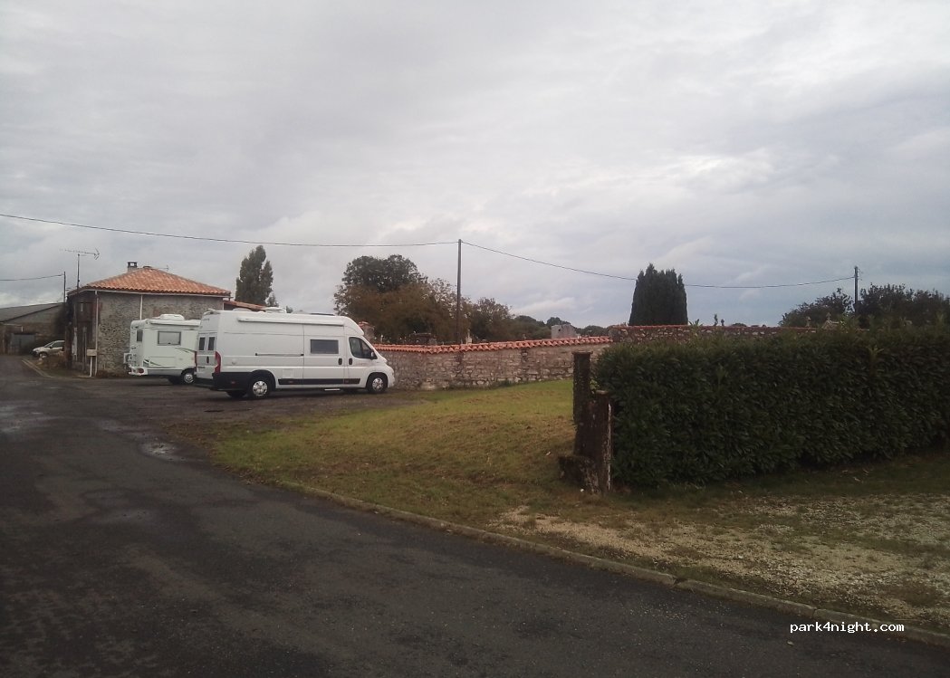 (16450) Saint-Claud - Unnamed Road — foto
