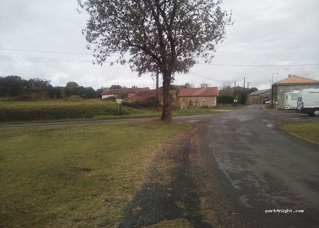 (16450) Saint-Claud - Unnamed Road — foto 2