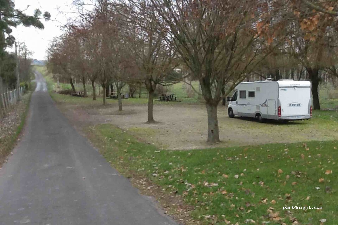(16300) Salles-de-Barbezieux - Le Bourg — foto