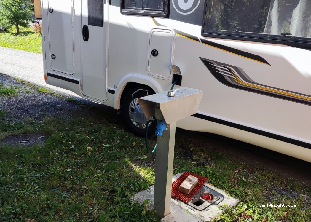Wohnmobil- und Wohnwagenstellplatz — foto