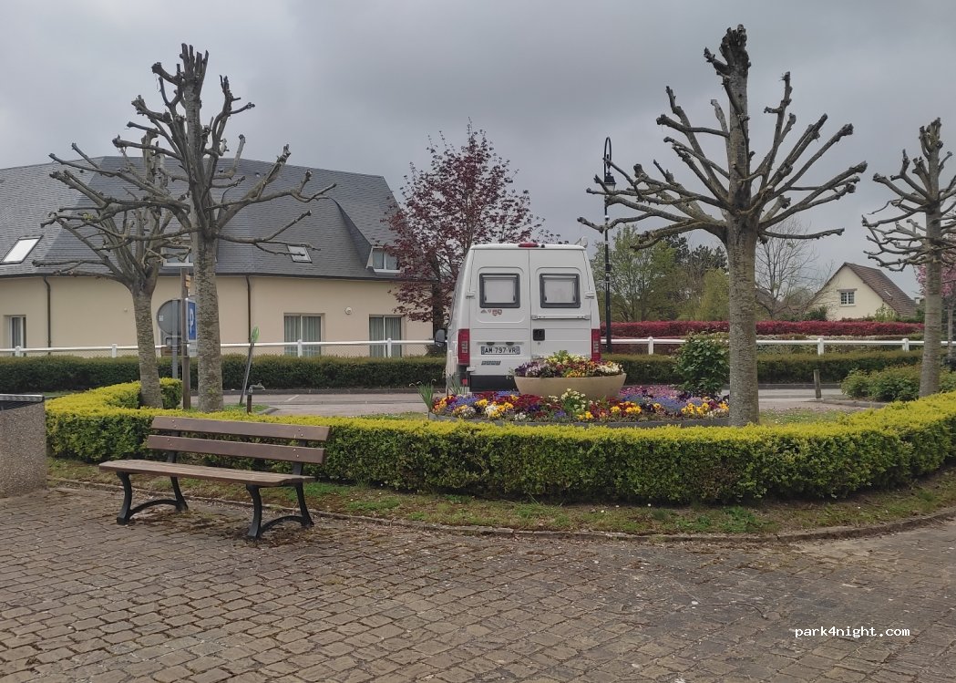 (27400) Vironvay - 46 Place des Tilleuls — foto