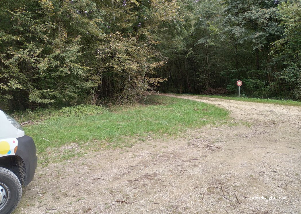 (21110) Izeure - Unnamed Road — foto