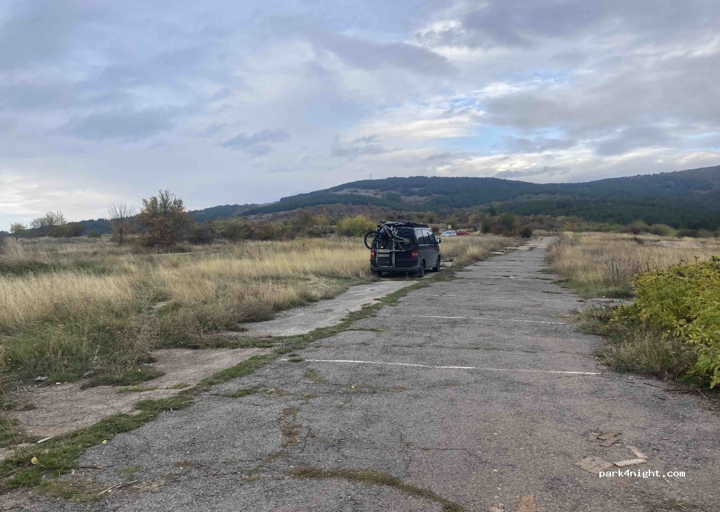 (2400) Radomir - Unnamed Road — foto