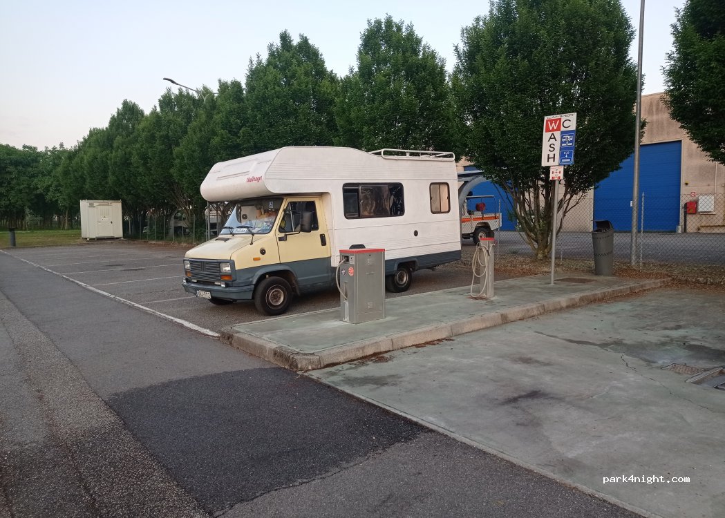 (33040) Corno di Rosazzo - 18 Via dei Pini — foto