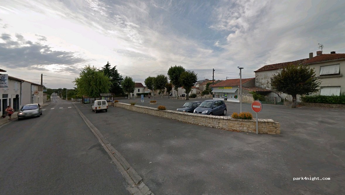 (16230) Saint-Angeau - 3 Place Robert Joubert — foto