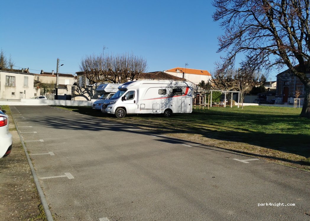 (16100) Cognac - 2 Place du Champ de Foire — foto