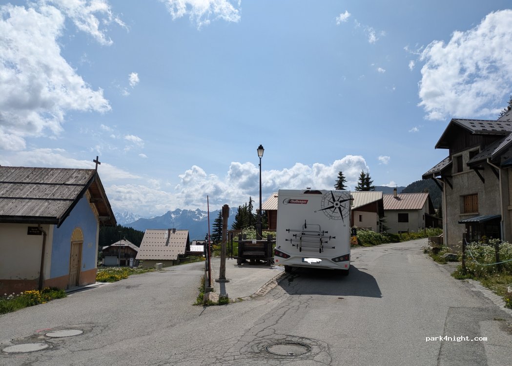 (05100) Montgenèvre - Rue des Montagnards — foto 3