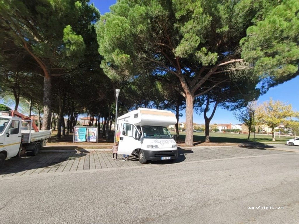 (06061) Castiglione del Lago - 11 Piazza Aeronautica — foto