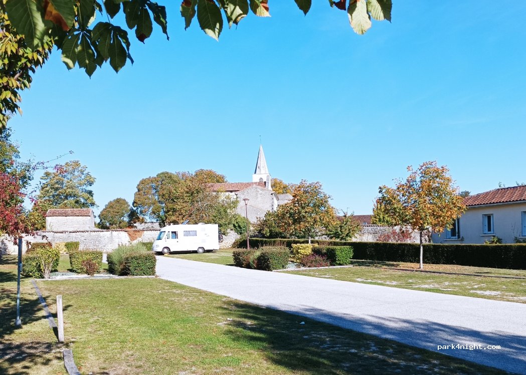 (16370) Cherves-Richemont - 3 Avenue Jean Monnet — foto