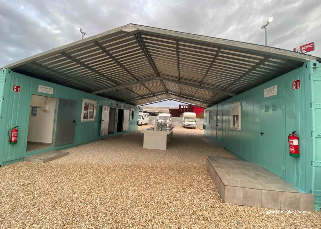 Área Parking Autocaravanas en Cádiz - CAMPER AND VAN — foto