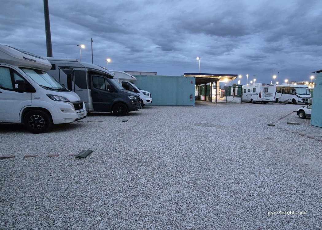 Área Parking Autocaravanas en Cádiz - CAMPER AND VAN — foto 2