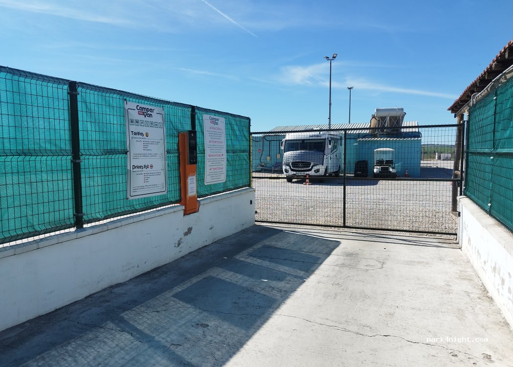 Área Parking Autocaravanas en Cádiz - CAMPER AND VAN — foto 4