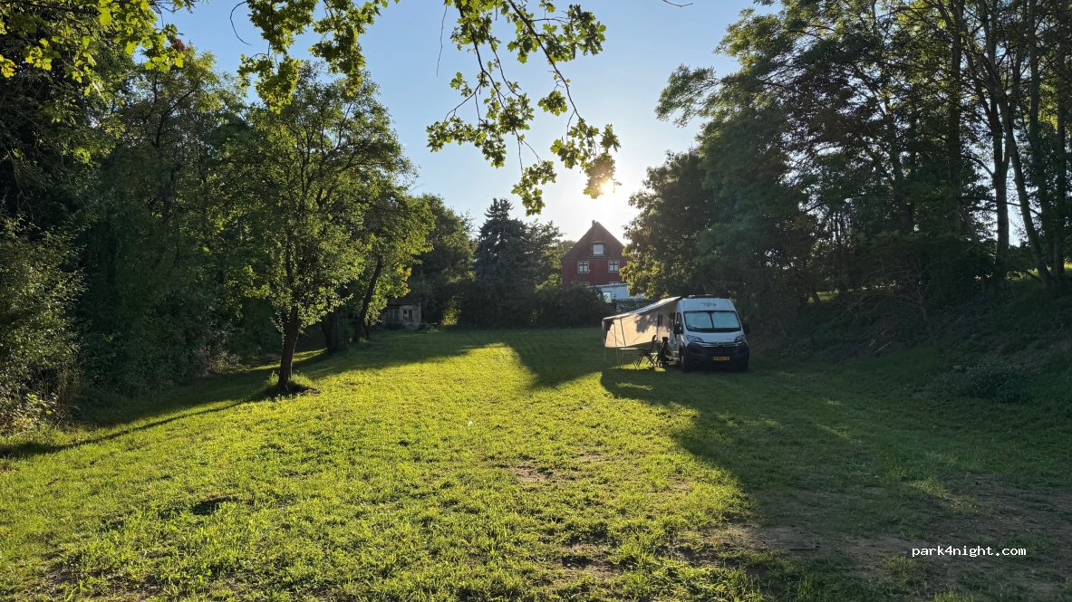 Versteckte Wiese zwischen Saale und den Weinbergen — foto 2