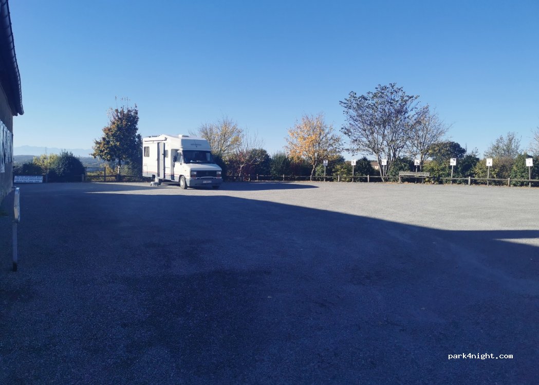 (32550) Lasseran - 11 Place du Village — foto