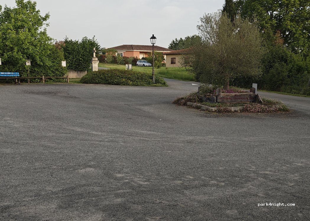(32550) Lasseran - 11 Place du Village — foto 4