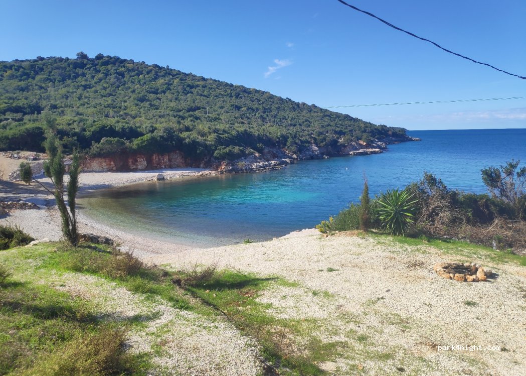 (QX9R+GC9) Ksamil - Unnamed Road — foto