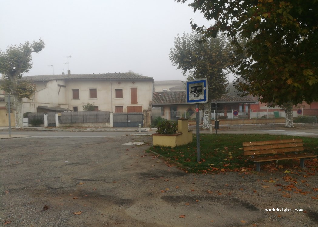 Aire de camping-cars Beaumont-de-Lomagne — foto