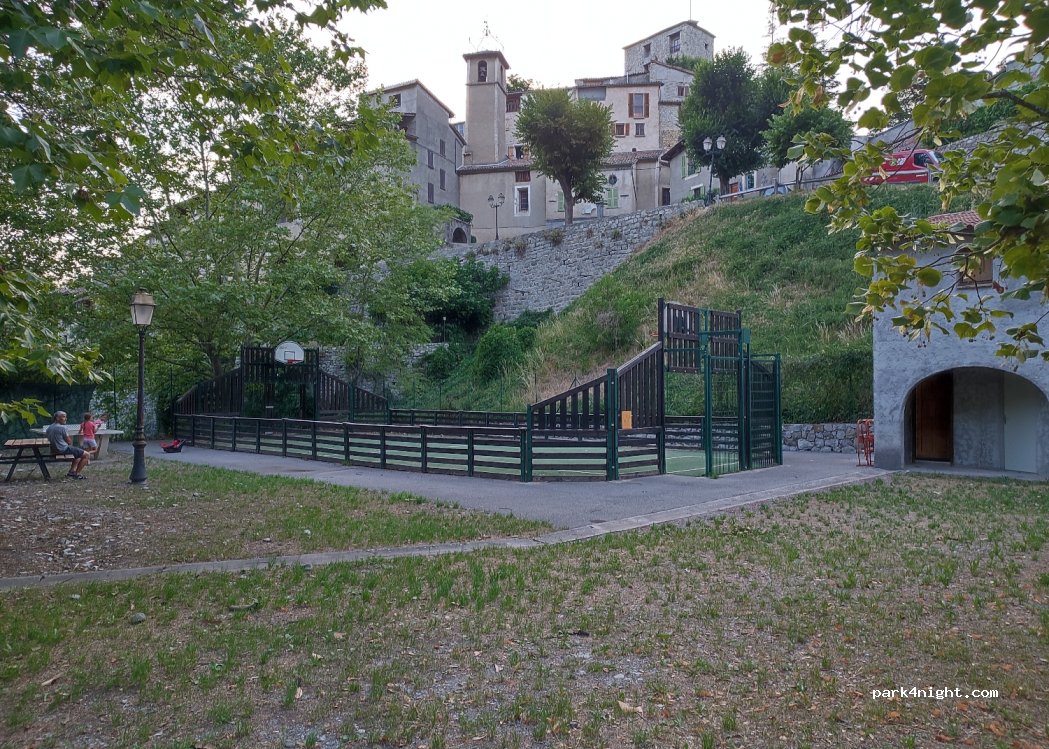 (06260) Puget-Rostang - 30 Place des Tilleuls — foto 2