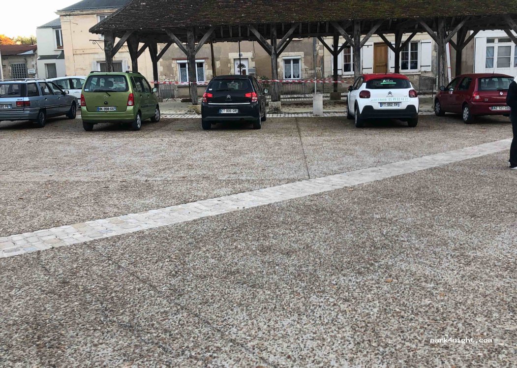(86220) Les Ormes - 14-17 Place des Halles — foto