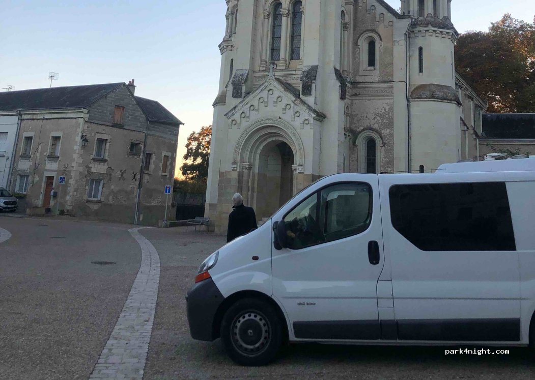 (86220) Les Ormes - 14-17 Place des Halles — foto 2