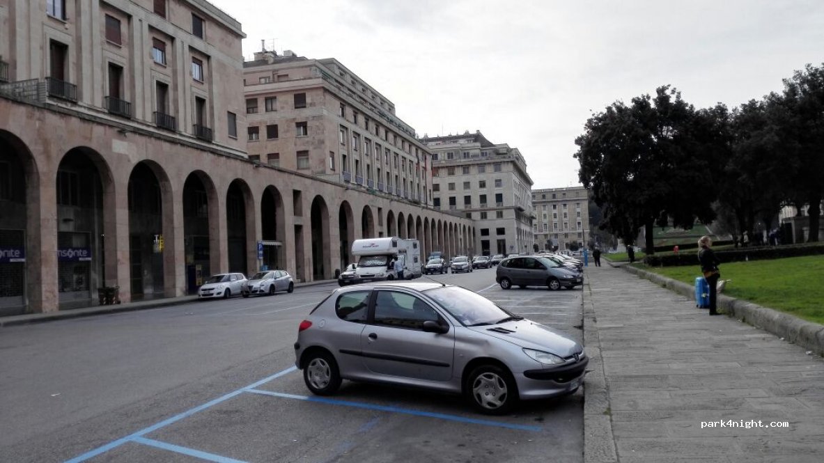 (16121) Genova - 6 Piazza della Vittoria — foto