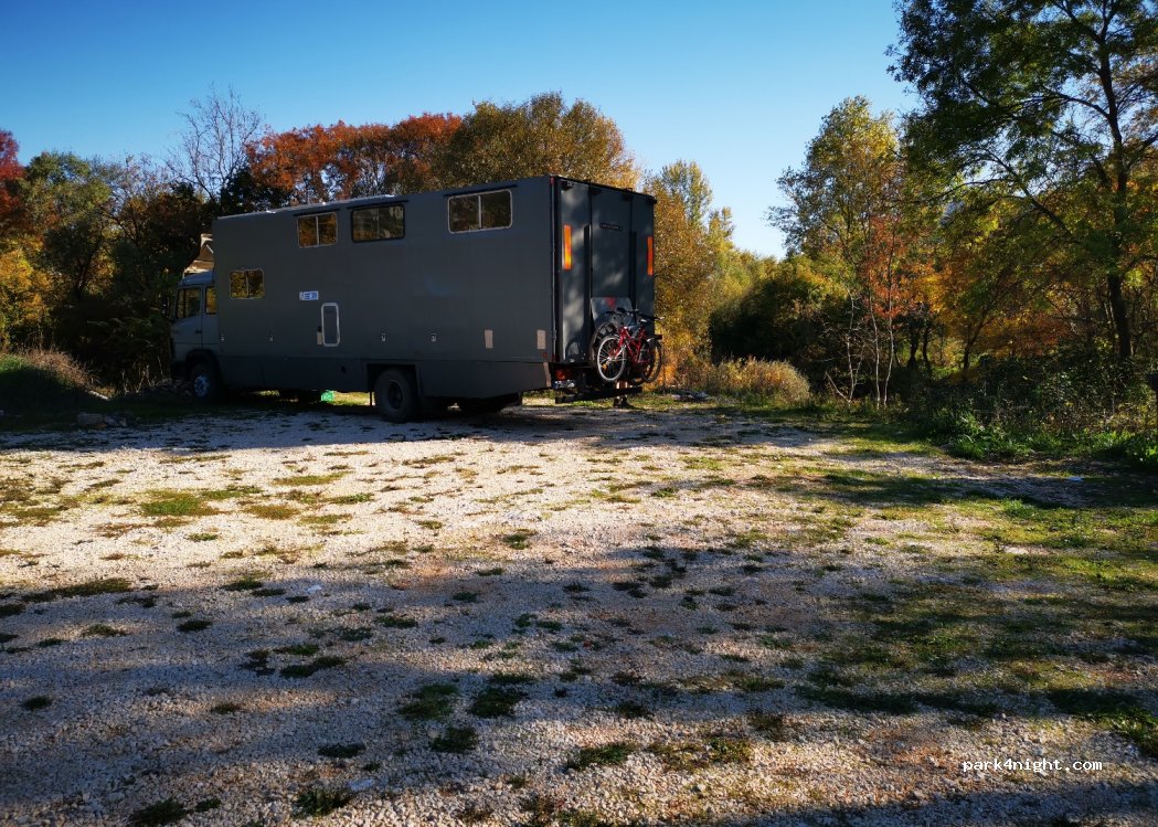 (5J3Q+QCF) Studenci - Unnamed Road — foto