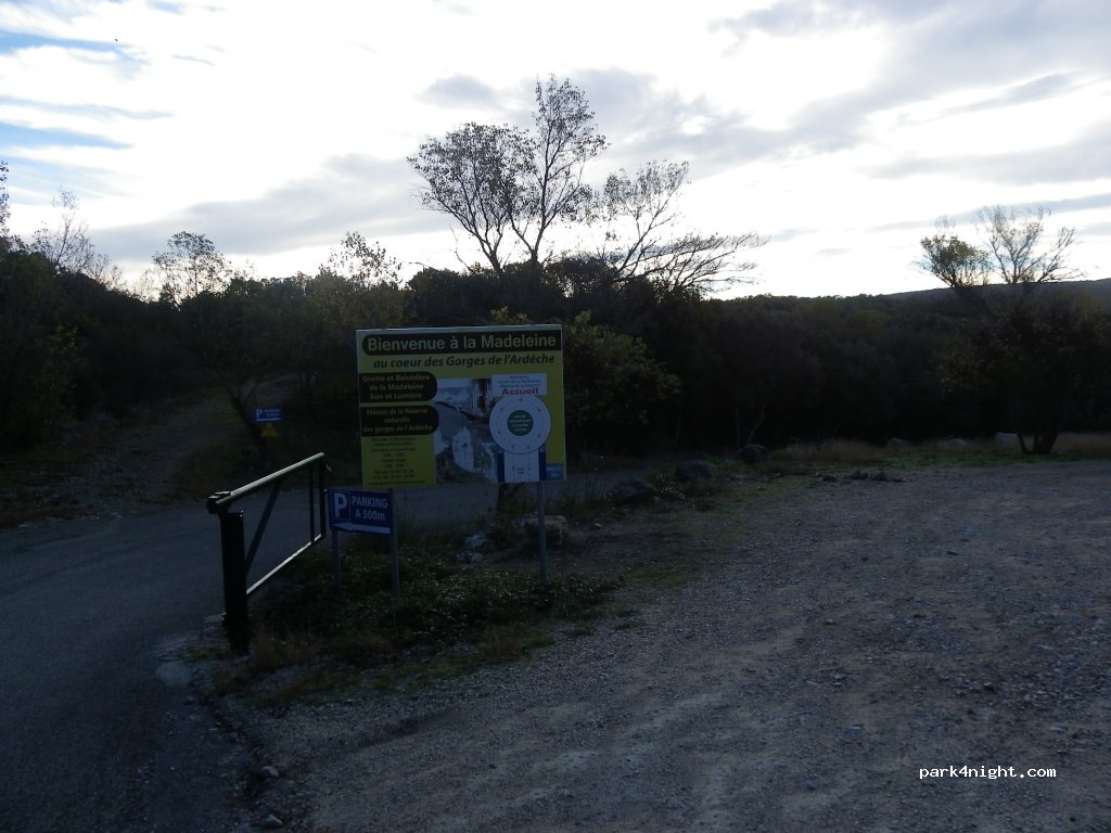 (07700) Saint-Remèze - D290 en direction de la grotte de la Madeleine — foto 2