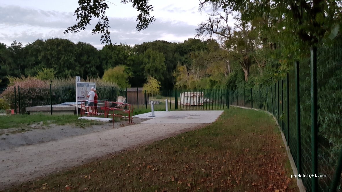 Aire de camping car de la Chapelle sur Erdre — foto 2