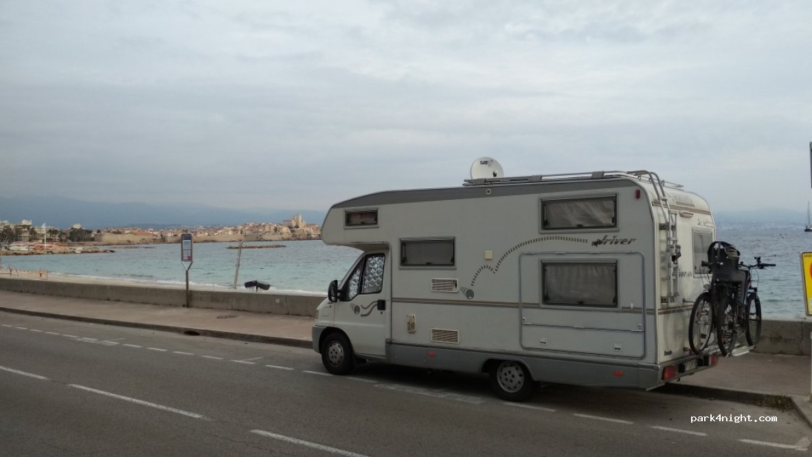 (06160) Antibes - 28-30 Boulevard James Wyllie — foto 3