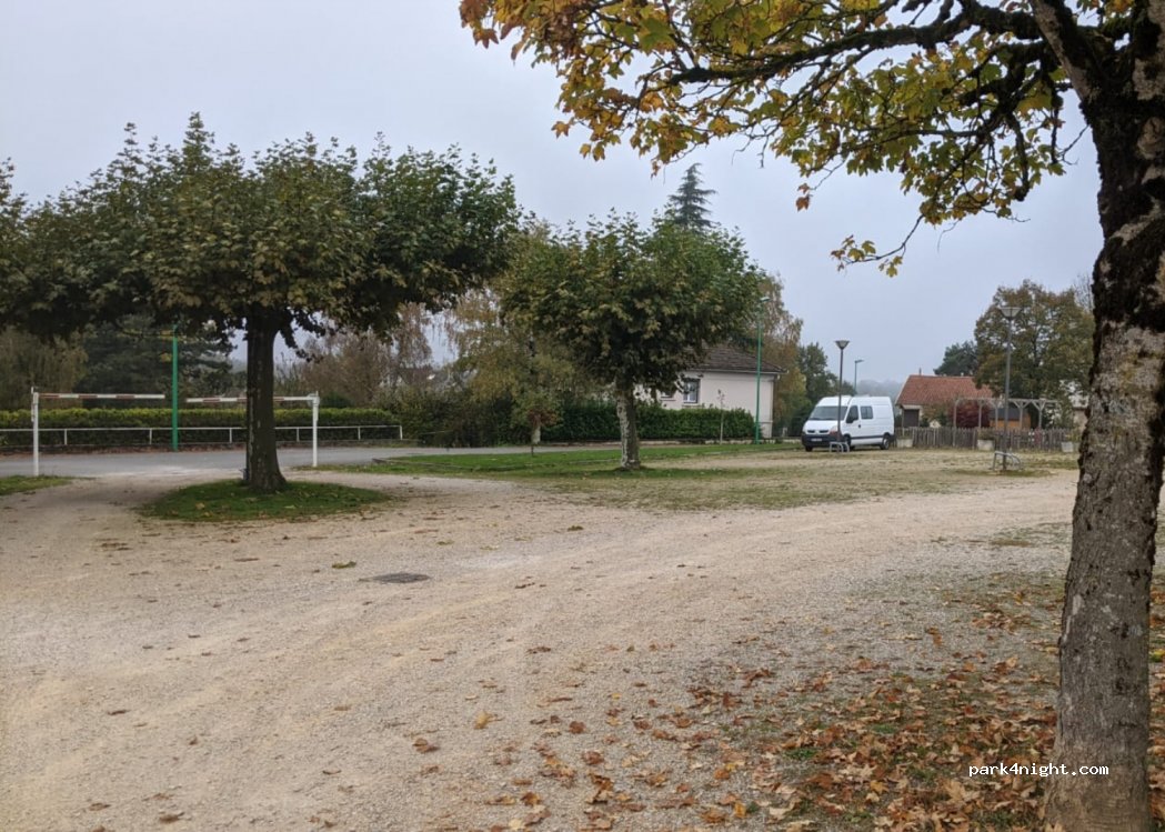 (12350) Lanuéjouls - 2 Place du Foirail — foto