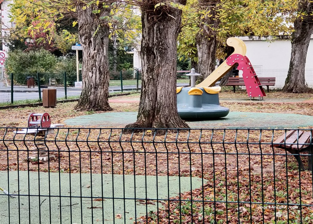 (03100) Montluçon - 10 Avenue Joliot Curie — foto 2