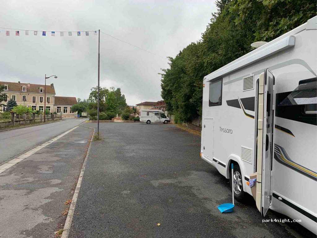 (24110) Saint-Léon-sur-l'Isle - Avenue de la République — foto 2