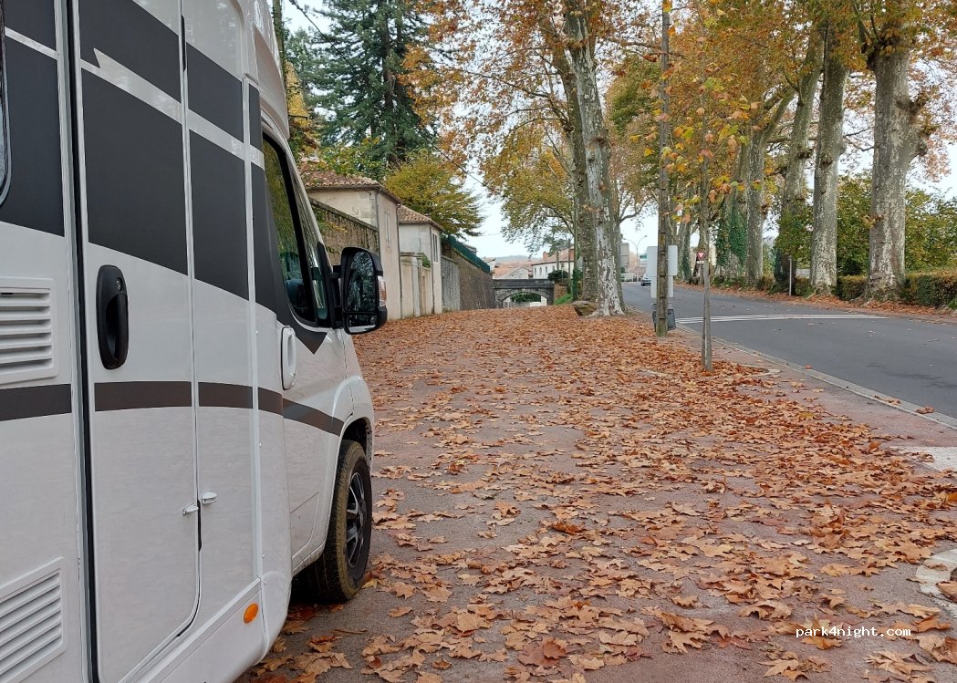(16500) Confolens - 10 Avenue de la Libération — foto