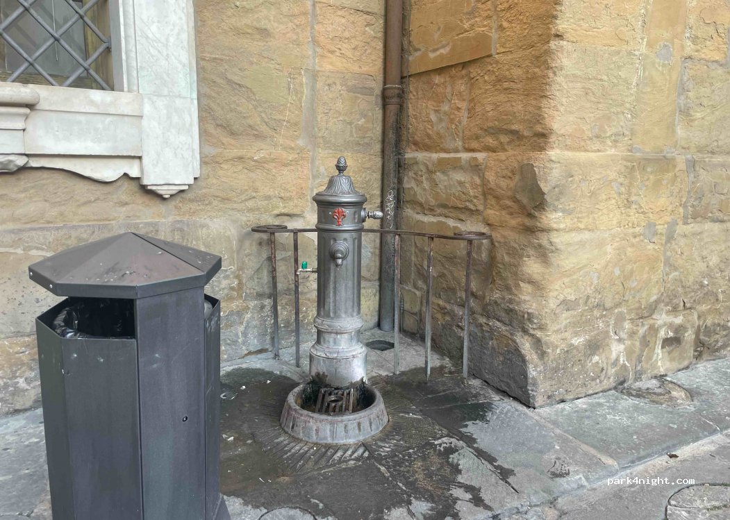 (50123) Firenze - 13 Piazza di Madonna degli Aldobrandini — foto