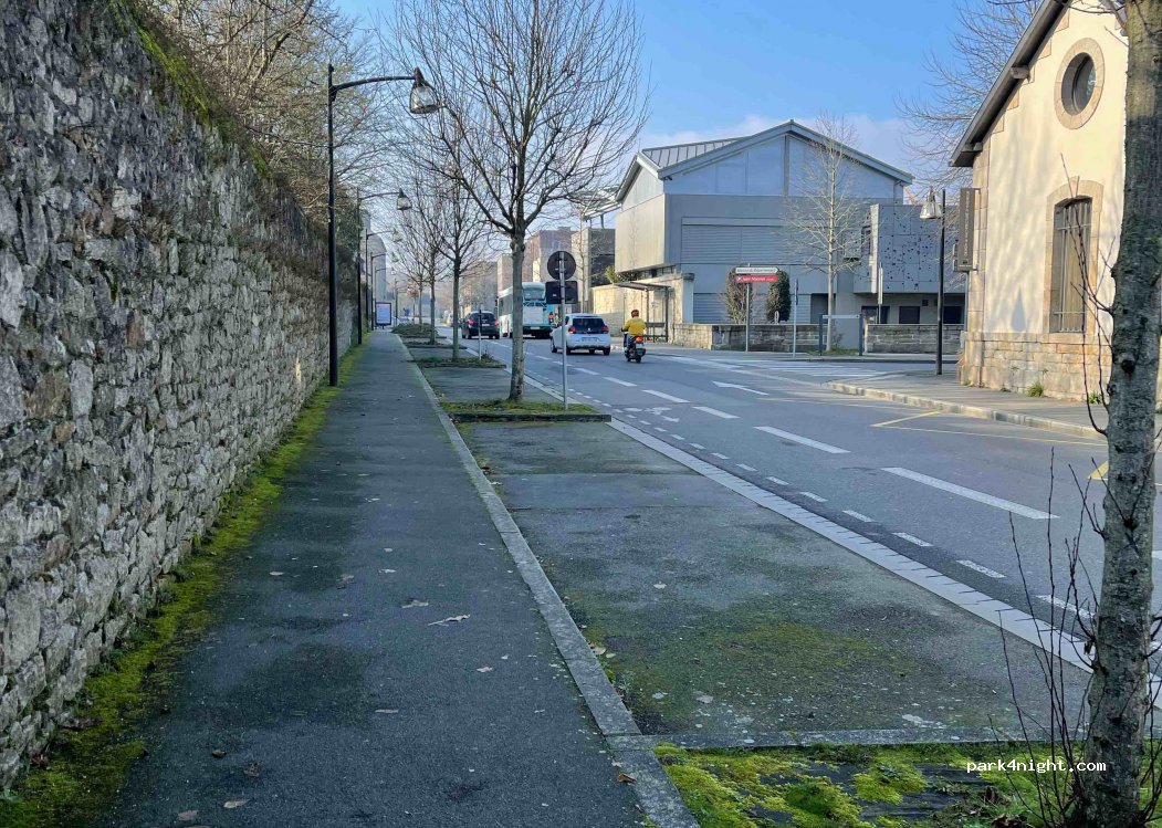 (22100) Dinan - 19 Rue des 24E et 19E Dragons — foto