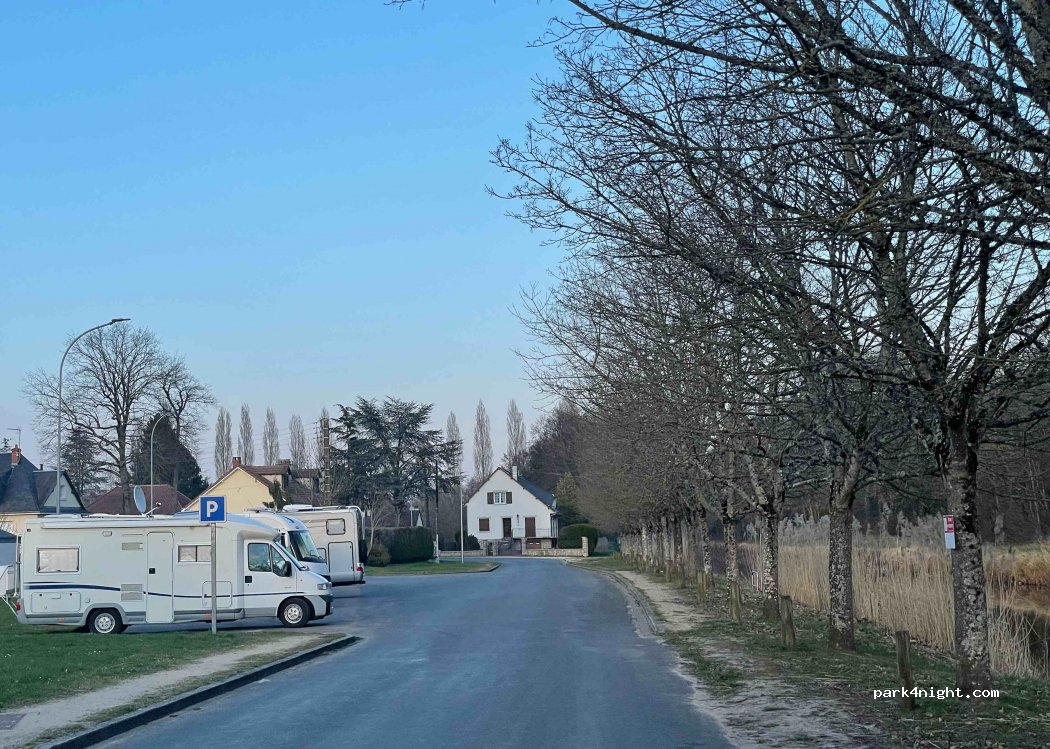 Aire De Camping Car Municipale Vitry-aux-Loges — foto