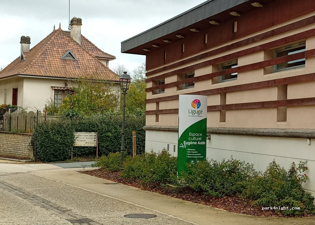 (86240) Ligugé - Place du Révérend Père Lambert — foto 3