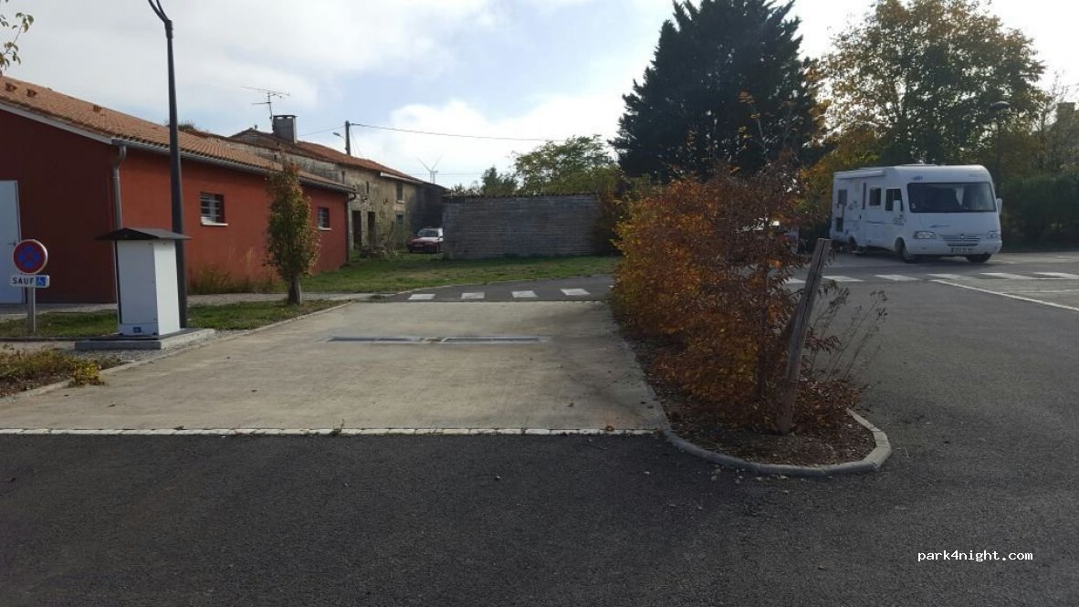 (16700) Salles-de-Villefagnan - 1 D27 — foto