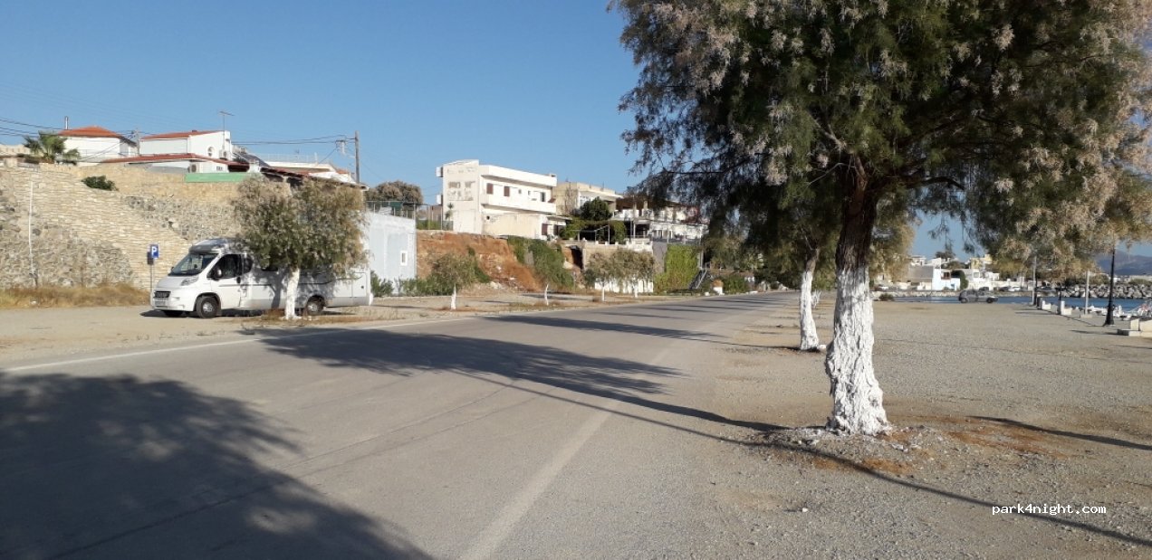 (702 00) Kokkinos Pirgos - Unnamed Road — foto