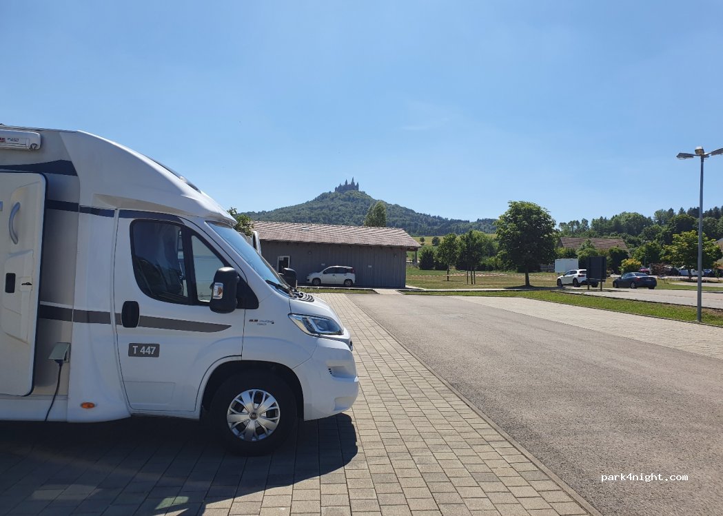 Parkplatz am Hofgut Domäne — foto