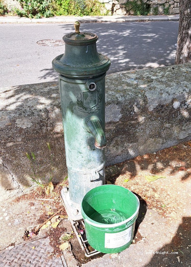 (84240) Grambois - 10 Place des Remparts — foto 3