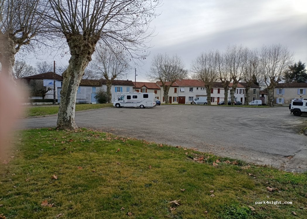 (32400) Riscle - 27 Place des Platanes — foto