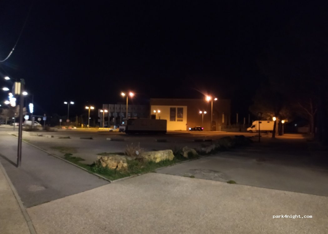 (13140) Miramas - 1815 Avenue Saint-Exupéry — foto