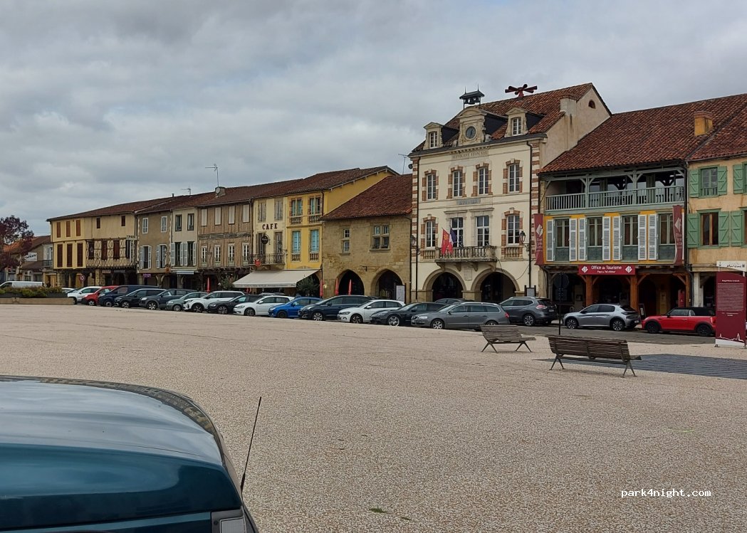 (32230) Marciac - 13 Place de l'Hôtel de ville — foto